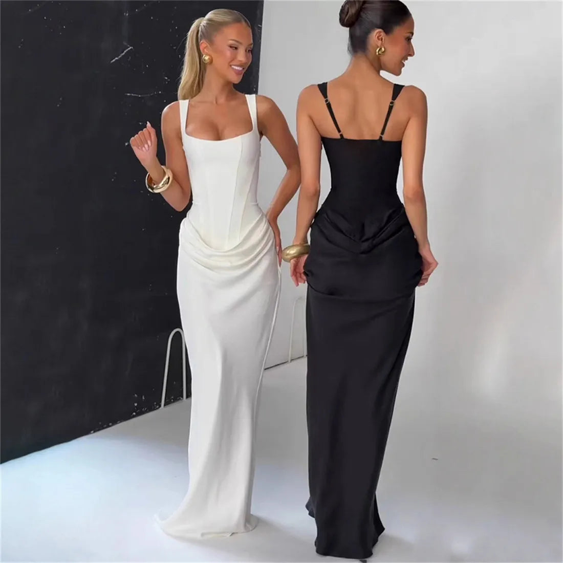 Body Frame | Bodycon midi-jurk met vierkante hals