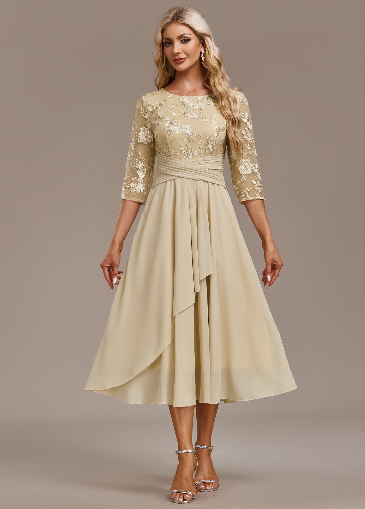 Elin™ | Champagne jurk met delicate borduursels