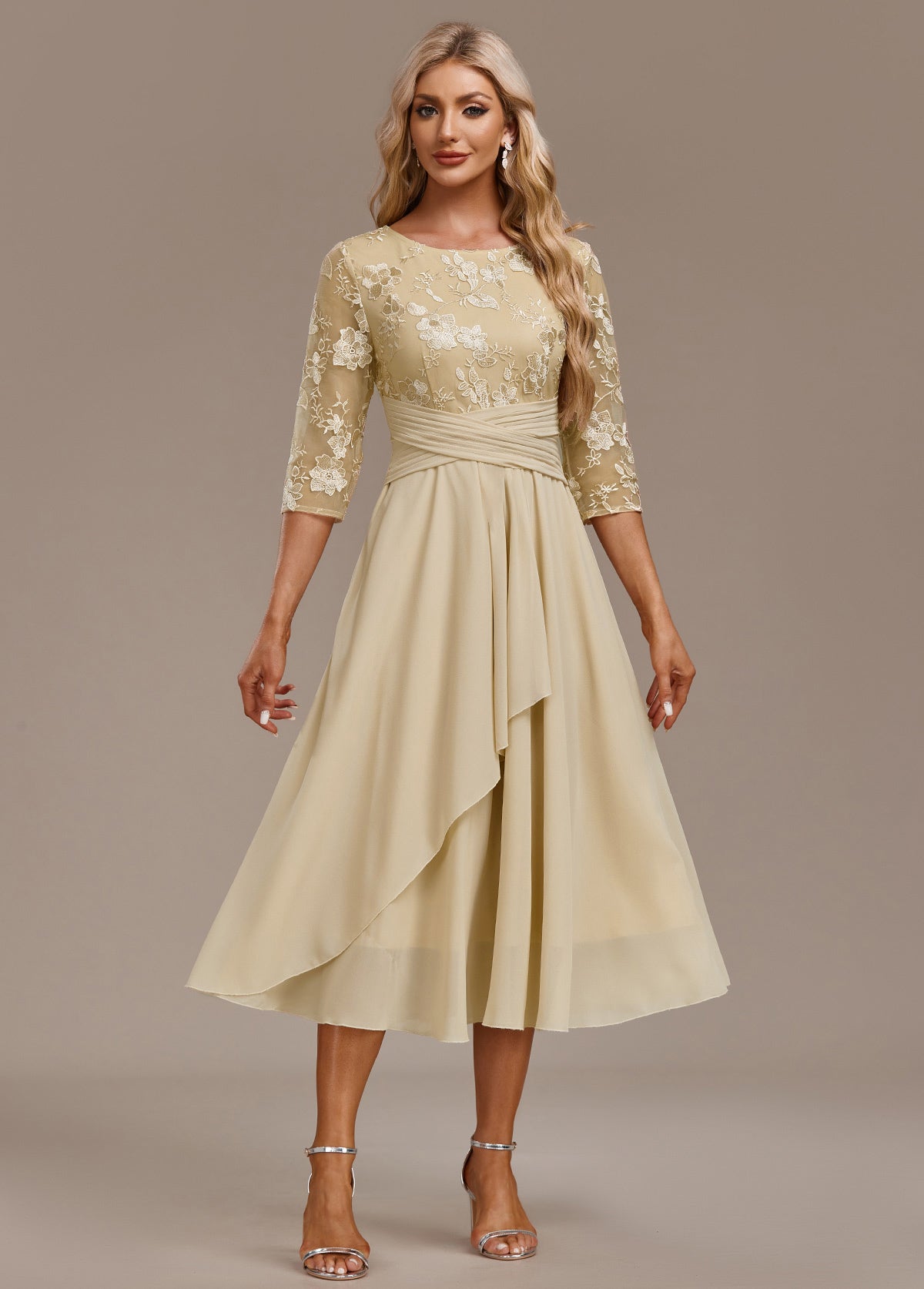 Elin™ | Champagne jurk met delicate borduursels