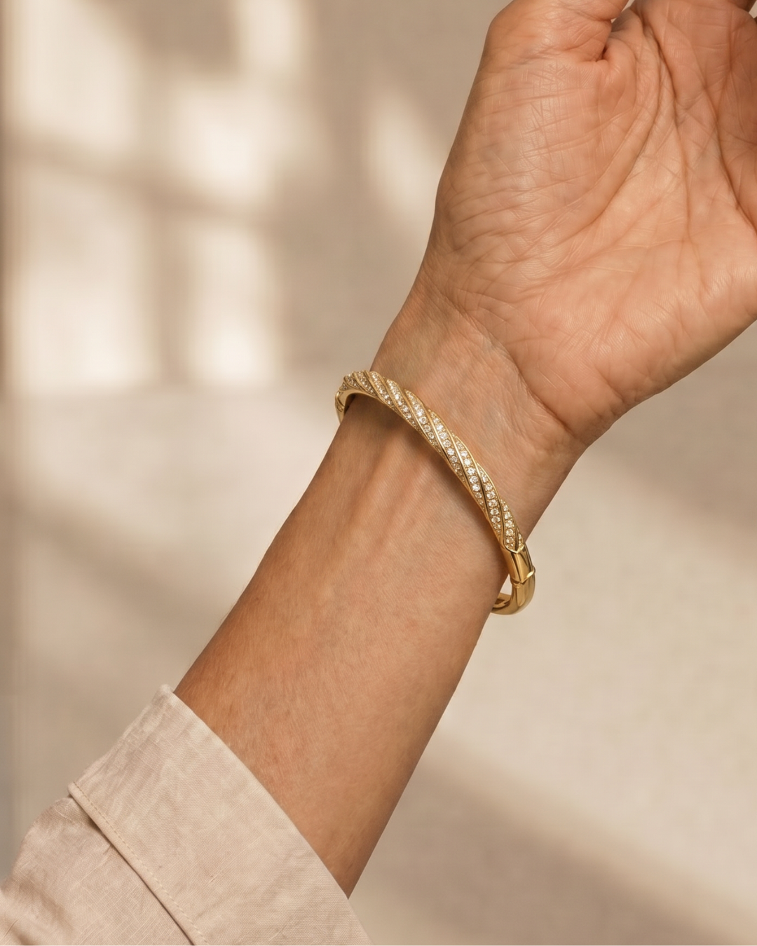 Topazia | Smalle gevlochten bangle met kristallen