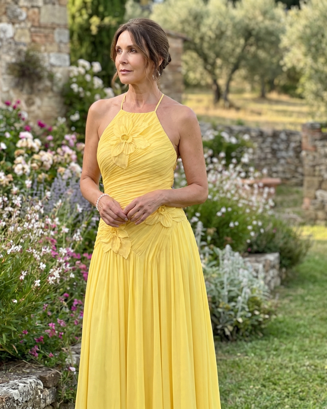 Stephene | Geplooide halter maxi-jurk met bloemdetail