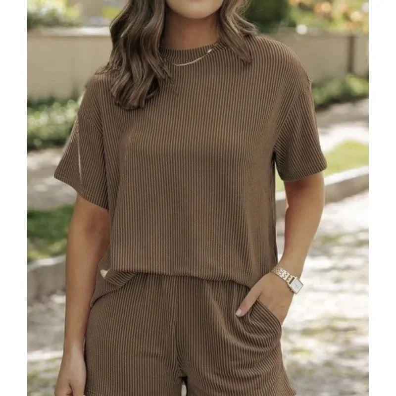NOMI™- Set Estiva – Oversized T-shirt en shorts van ribstof – comfortabel en modieus