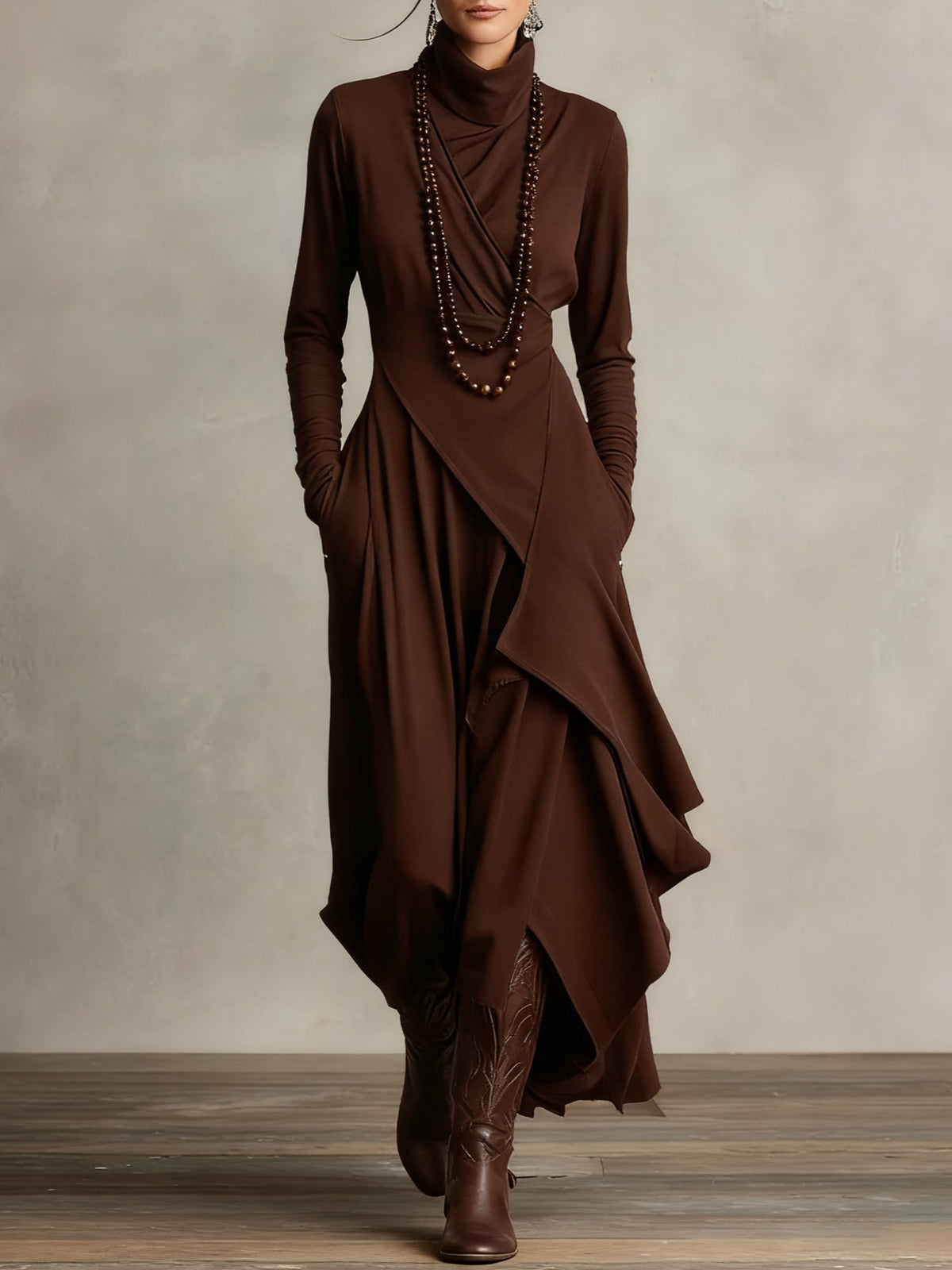 Aurelia · Asymmetrische maxi plissé jurk met hoge kraag