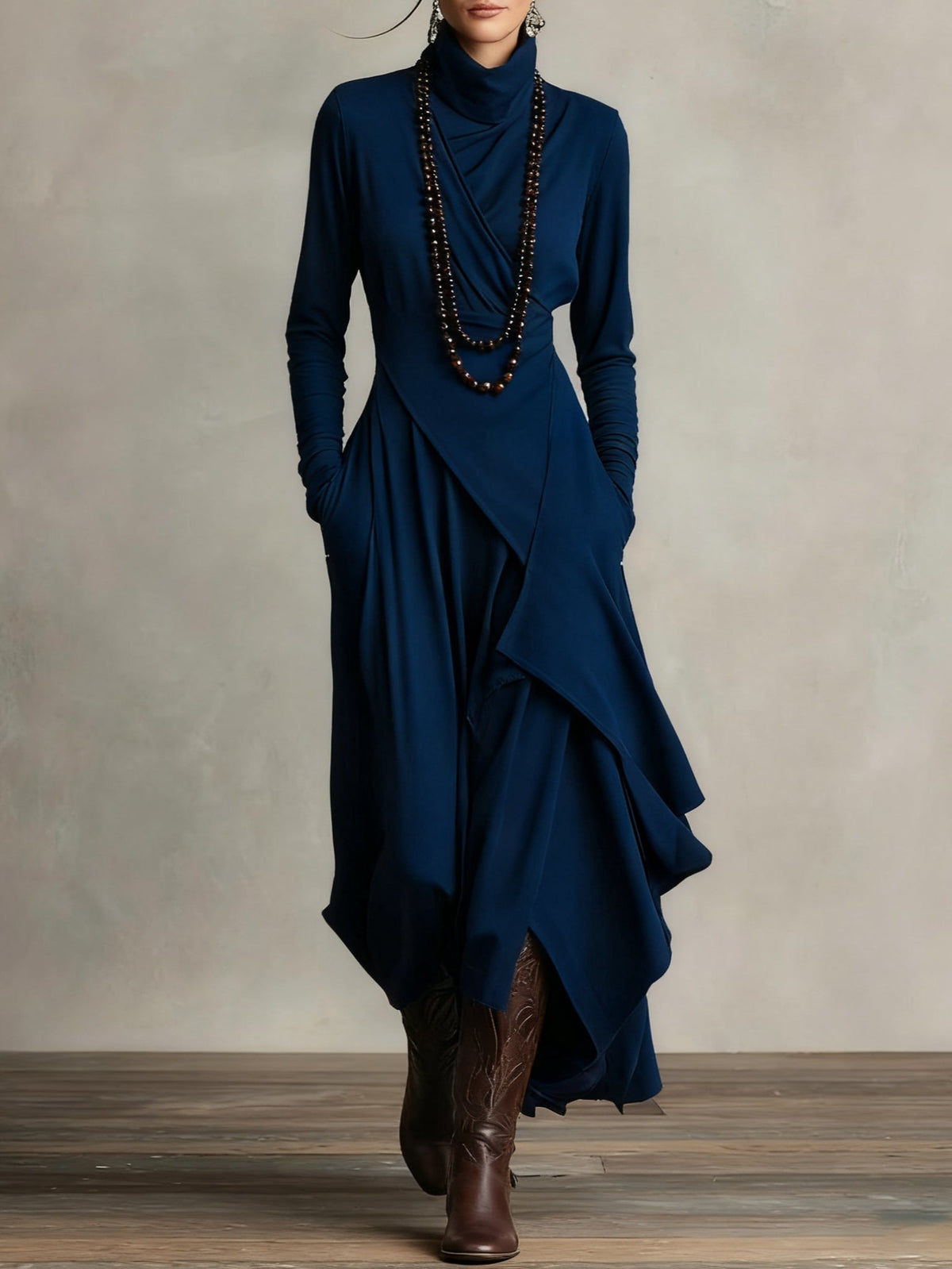 Aurelia · Asymmetrische maxi plissé jurk met hoge kraag