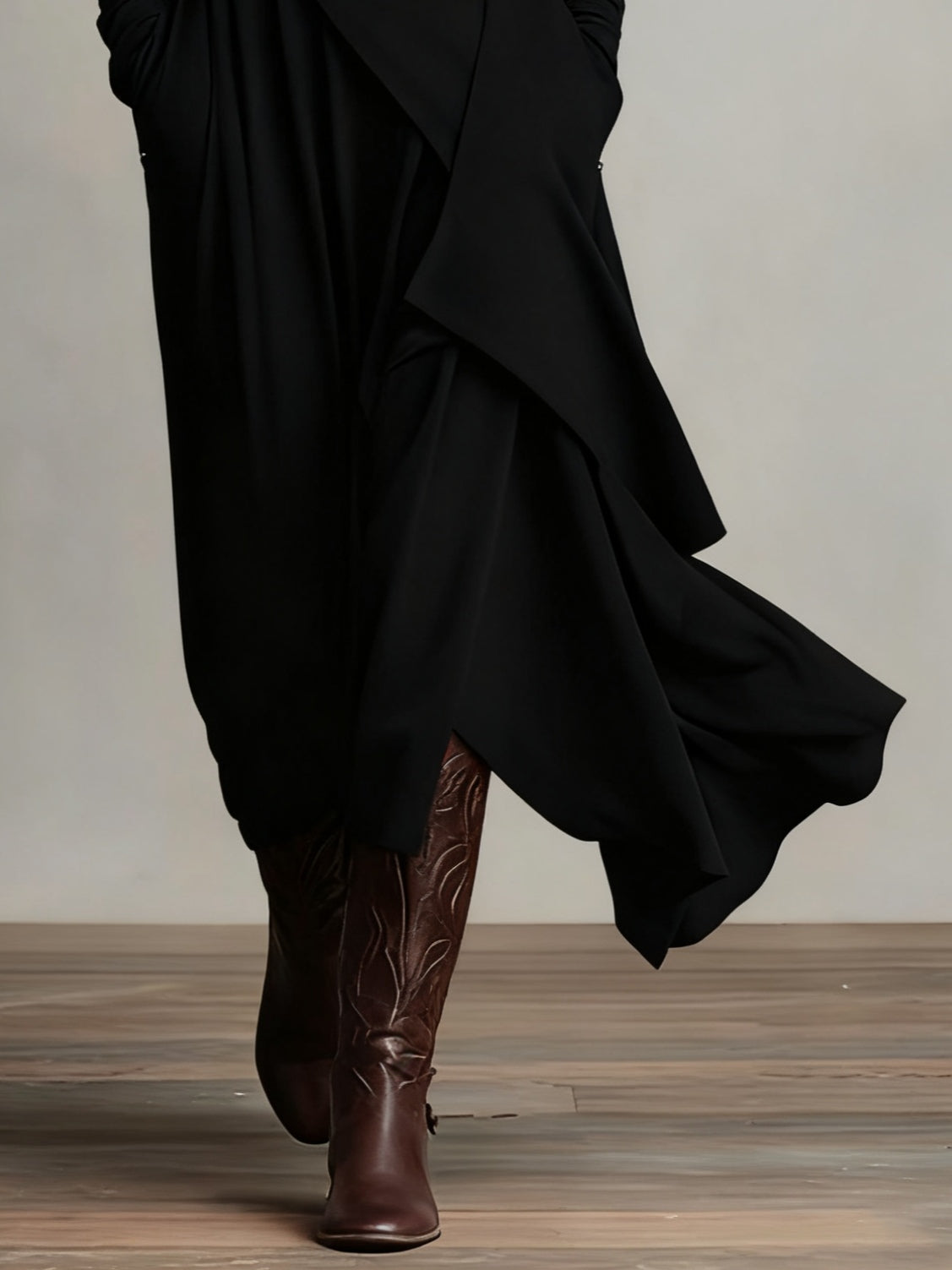 Aurelia · Asymmetrische maxi plissé jurk met hoge kraag