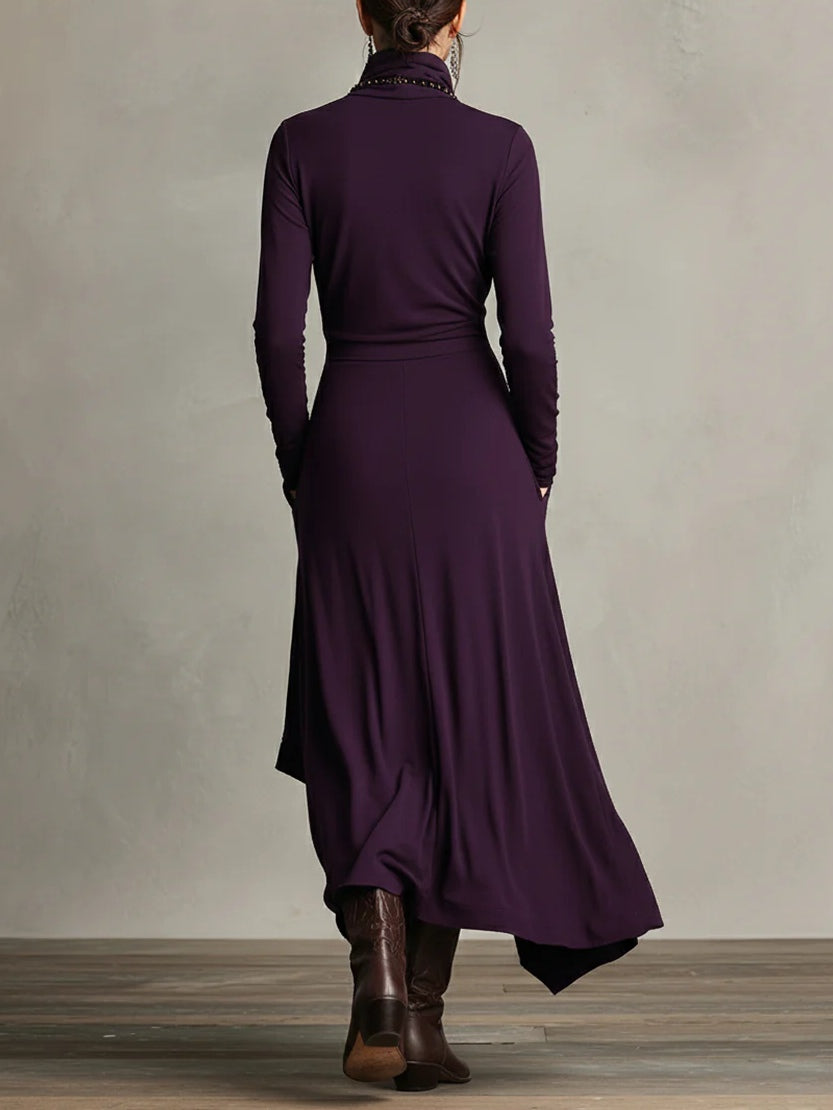 Aurelia · Asymmetrische maxi plissé jurk met hoge kraag