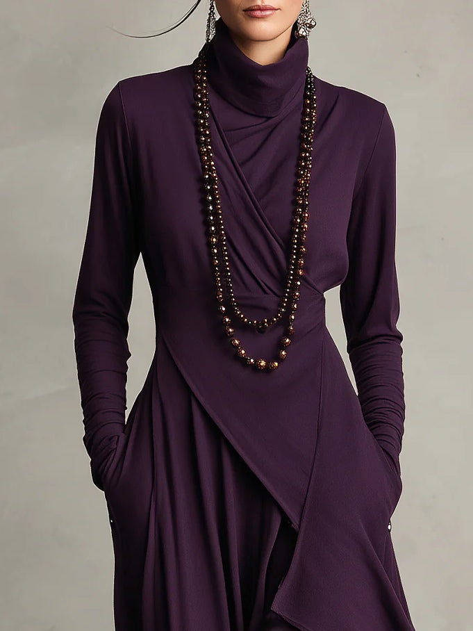 Aurelia · Asymmetrische maxi plissé jurk met hoge kraag