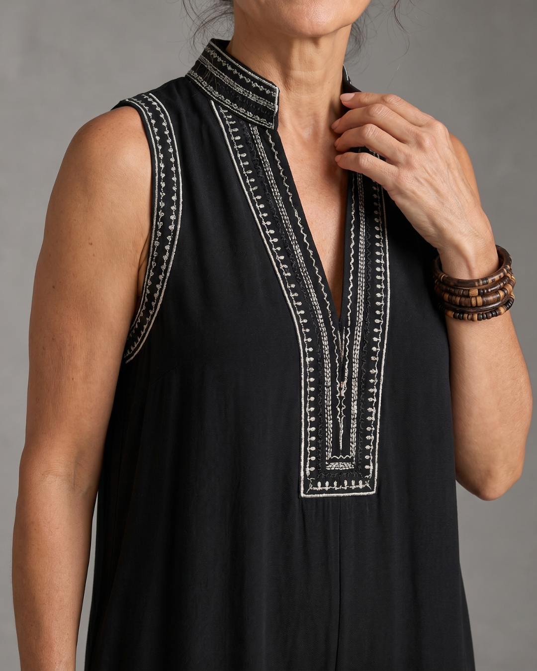 Velmira | Geborduurde mouwloze jumpsuit met V-hals