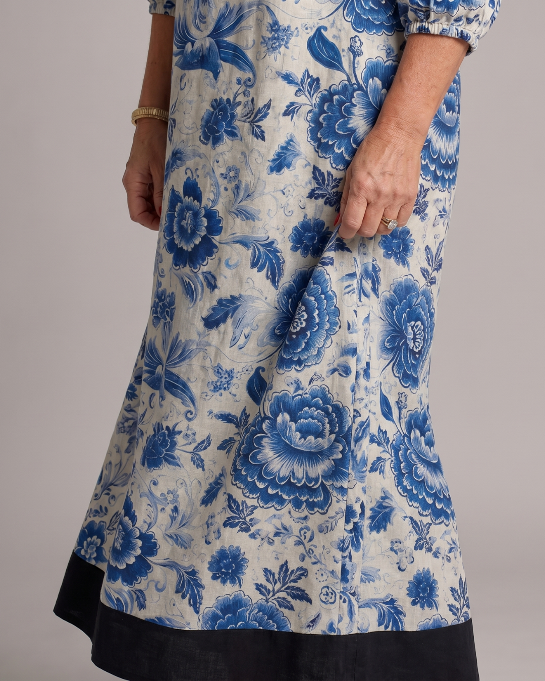 Celope | Midi-jurk met porseleinblauwe bloemenprint en zakdetail