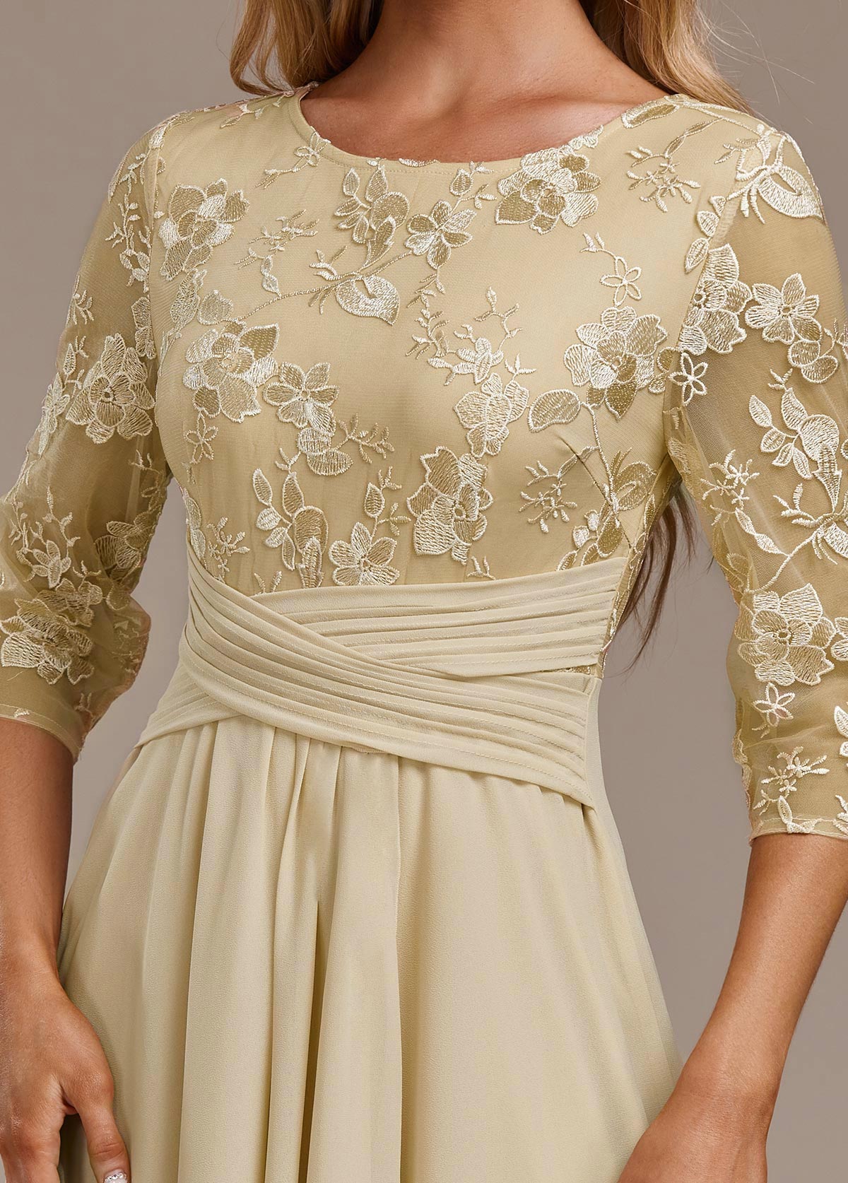 Elin™ | Champagne jurk met delicate borduursels
