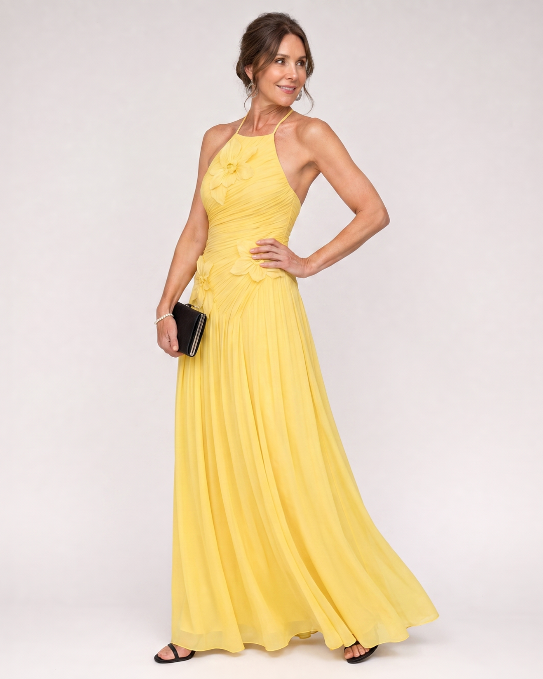 Stephene | Geplooide halter maxi-jurk met bloemdetail