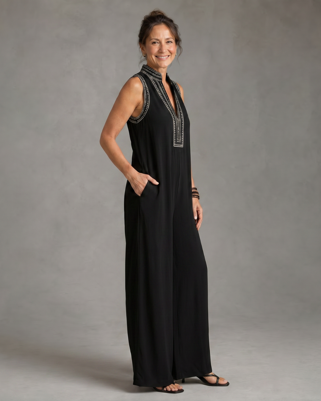 Velmira | Geborduurde mouwloze jumpsuit met V-hals