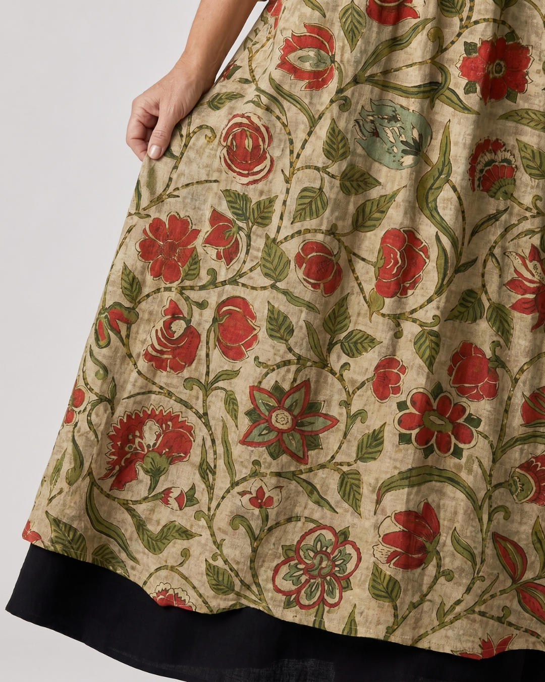 Rimla | Soepele midi-jurk met botanische print en driekwartmouw
