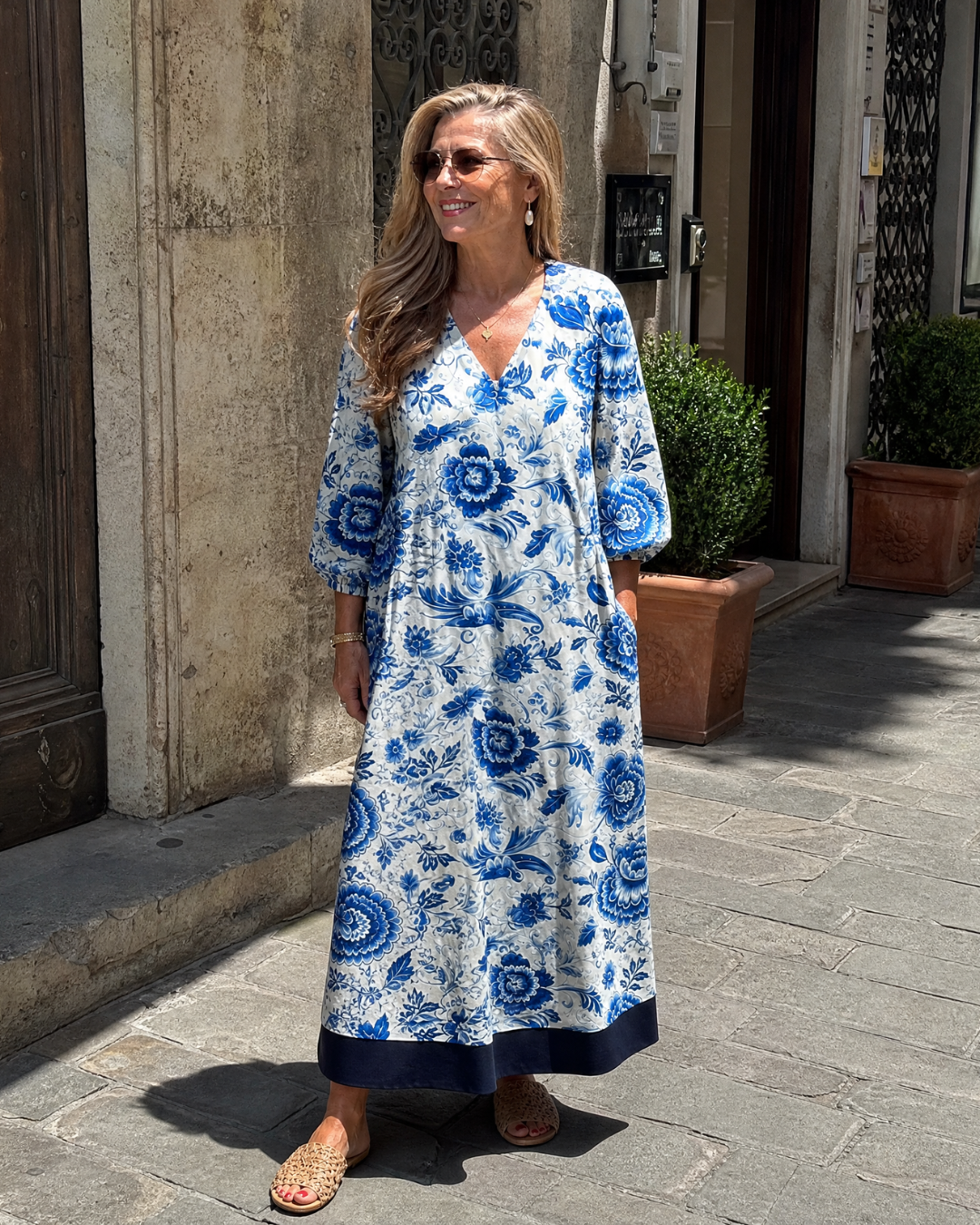 Celope | Midi-jurk met porseleinblauwe bloemenprint en zakdetail
