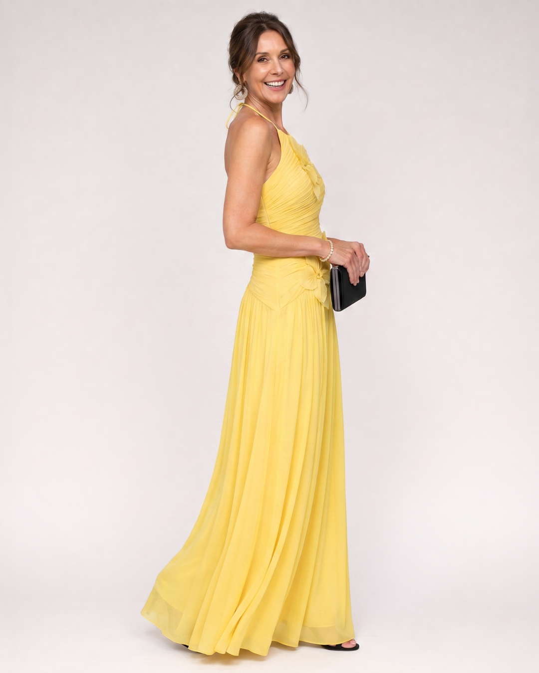 Stephene | Geplooide halter maxi-jurk met bloemdetail