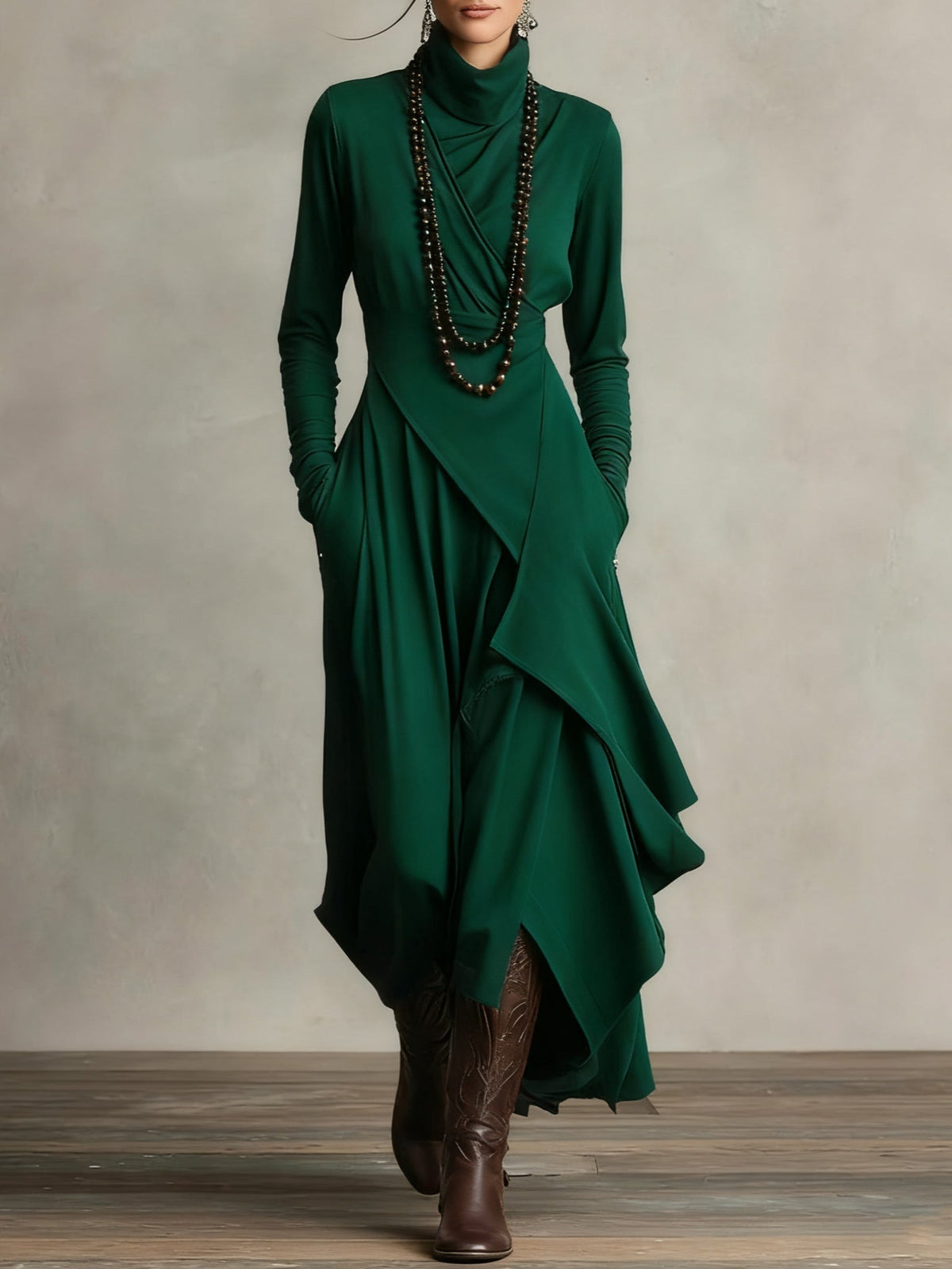 Aurelia · Asymmetrische maxi plissé jurk met hoge kraag