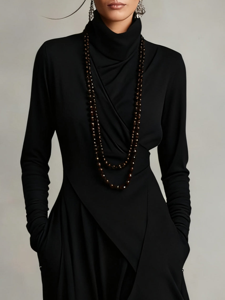 Aurelia · Asymmetrische maxi plissé jurk met hoge kraag