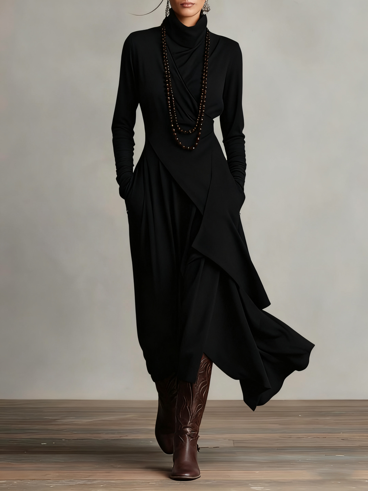 Aurelia · Asymmetrische maxi plissé jurk met hoge kraag