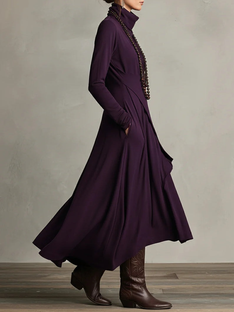 Aurelia · Asymmetrische maxi plissé jurk met hoge kraag
